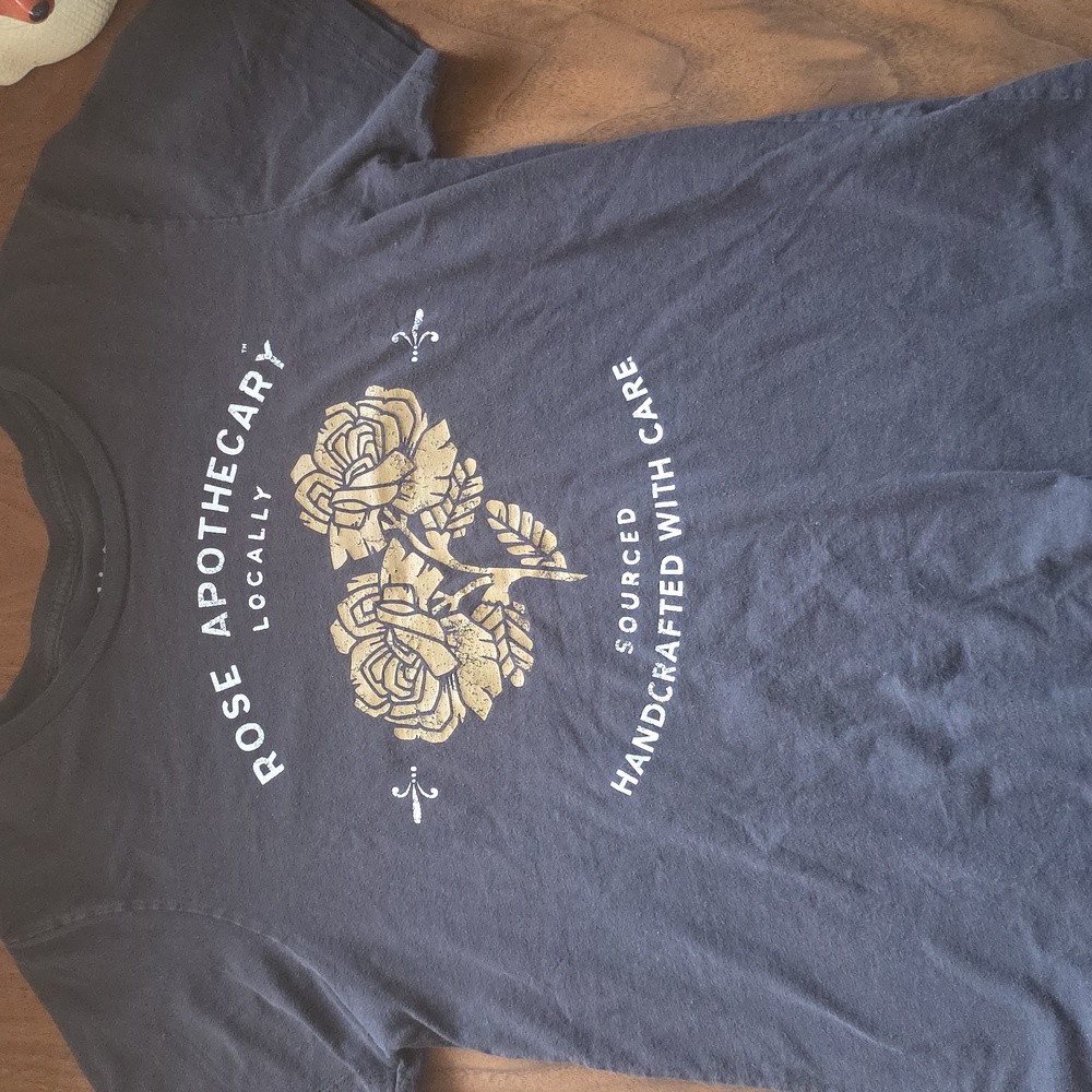 Schitt's Creek Rose Apothecary Graphic Tee - Black with Gold Roses Sz XL - Picture 4 of 4